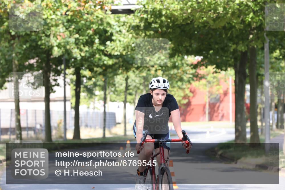 11.08.2024 - GEWOBA Citytriathlon Bremen H.Heesch http://msf.ph/oto/6769545 11.08.2024 10:28:29 Radfahren 53, 89, 90 meine-sportfotos.de