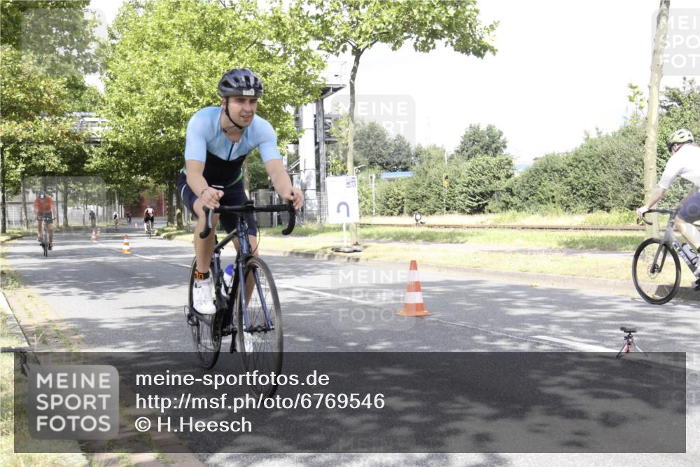 11.08.2024 - GEWOBA Citytriathlon Bremen H.Heesch http://msf.ph/oto/6769546 11.08.2024 11:46:30 Radfahren 703, 757, 768, 773, 839, 843, 942 meine-sportfotos.de