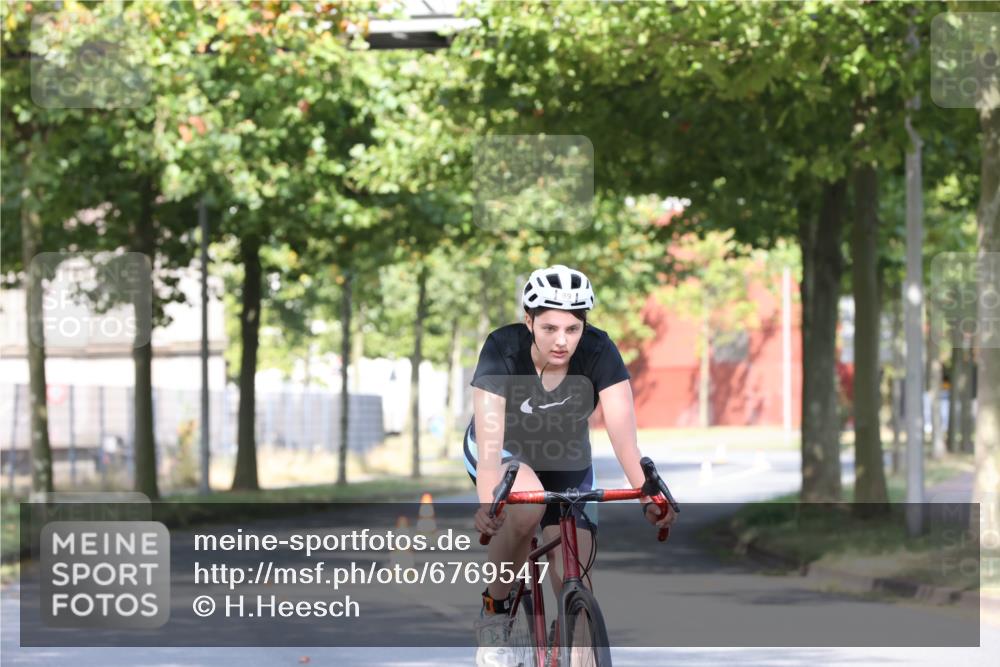 11.08.2024 - GEWOBA Citytriathlon Bremen H.Heesch http://msf.ph/oto/6769547 11.08.2024 10:28:29 Radfahren 53, 89, 90 meine-sportfotos.de