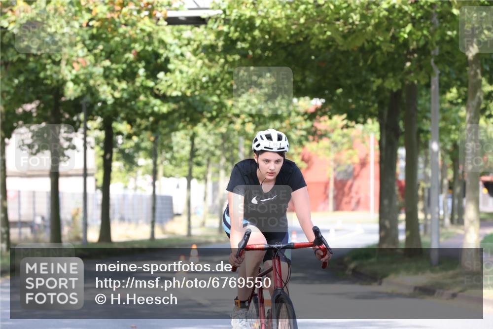 11.08.2024 - GEWOBA Citytriathlon Bremen H.Heesch http://msf.ph/oto/6769550 11.08.2024 10:28:29 Radfahren 53, 89, 90 meine-sportfotos.de