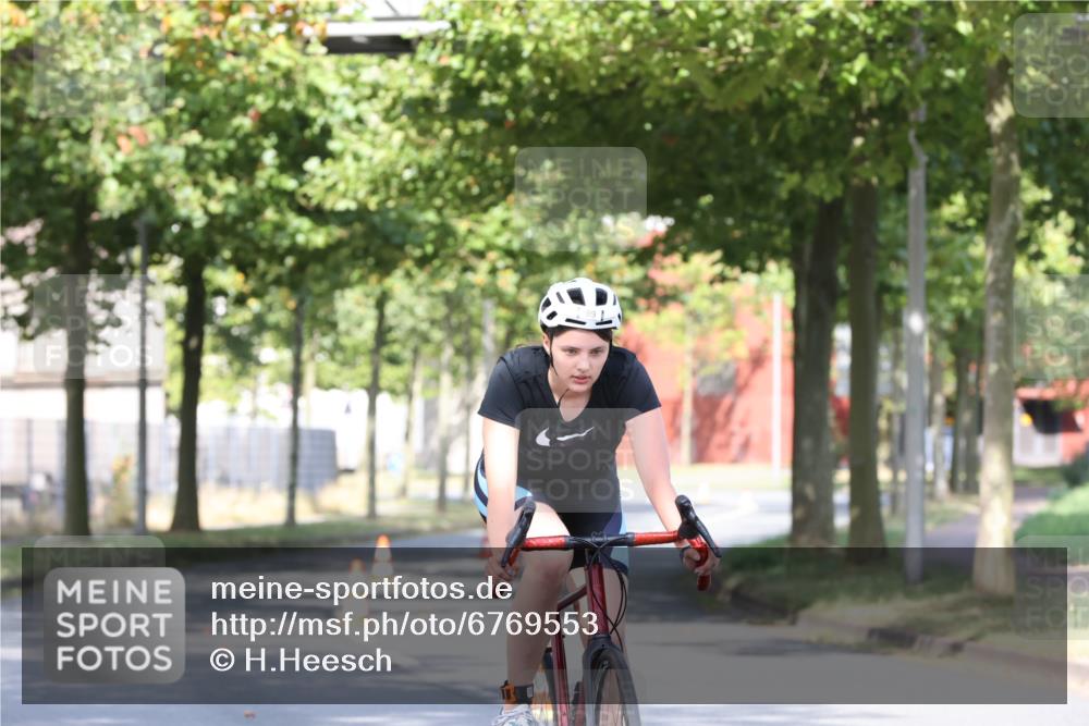 11.08.2024 - GEWOBA Citytriathlon Bremen H.Heesch http://msf.ph/oto/6769553 11.08.2024 10:28:29 Radfahren 53, 89, 90 meine-sportfotos.de
