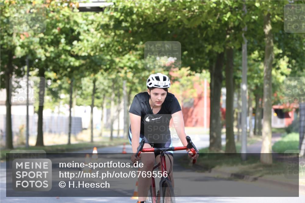11.08.2024 - GEWOBA Citytriathlon Bremen H.Heesch http://msf.ph/oto/6769556 11.08.2024 10:28:29 Radfahren 53, 89, 90 meine-sportfotos.de