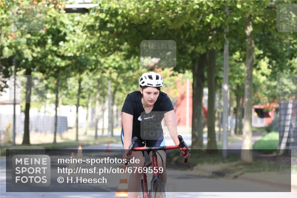 11.08.2024 - GEWOBA Citytriathlon Bremen H.Heesch http://msf.ph/oto/6769559 11.08.2024 10:28:29 Radfahren 53, 89, 90 meine-sportfotos.de