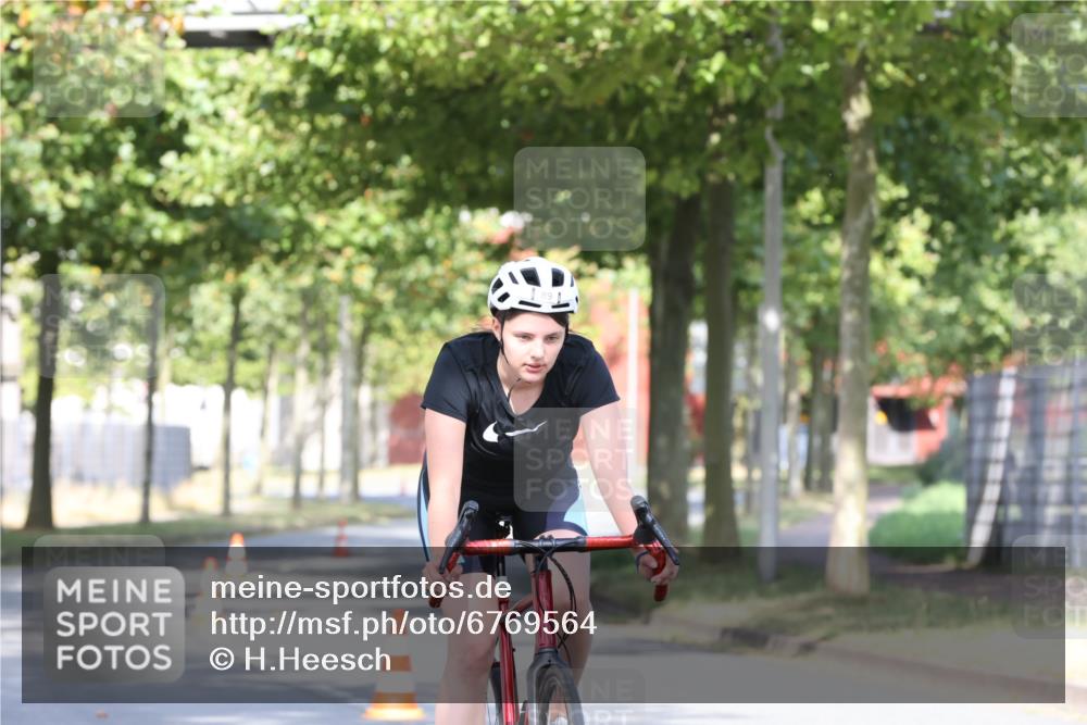 11.08.2024 - GEWOBA Citytriathlon Bremen H.Heesch http://msf.ph/oto/6769564 11.08.2024 10:28:30 Radfahren 53, 89, 90 meine-sportfotos.de
