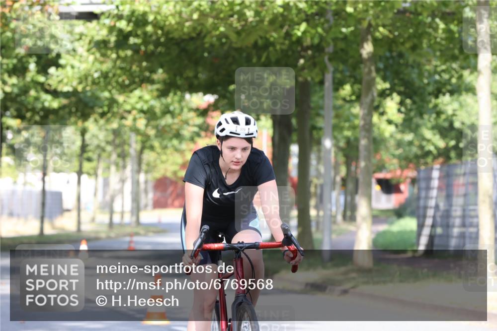 11.08.2024 - GEWOBA Citytriathlon Bremen H.Heesch http://msf.ph/oto/6769568 11.08.2024 10:28:30 Radfahren 53, 89, 90 meine-sportfotos.de