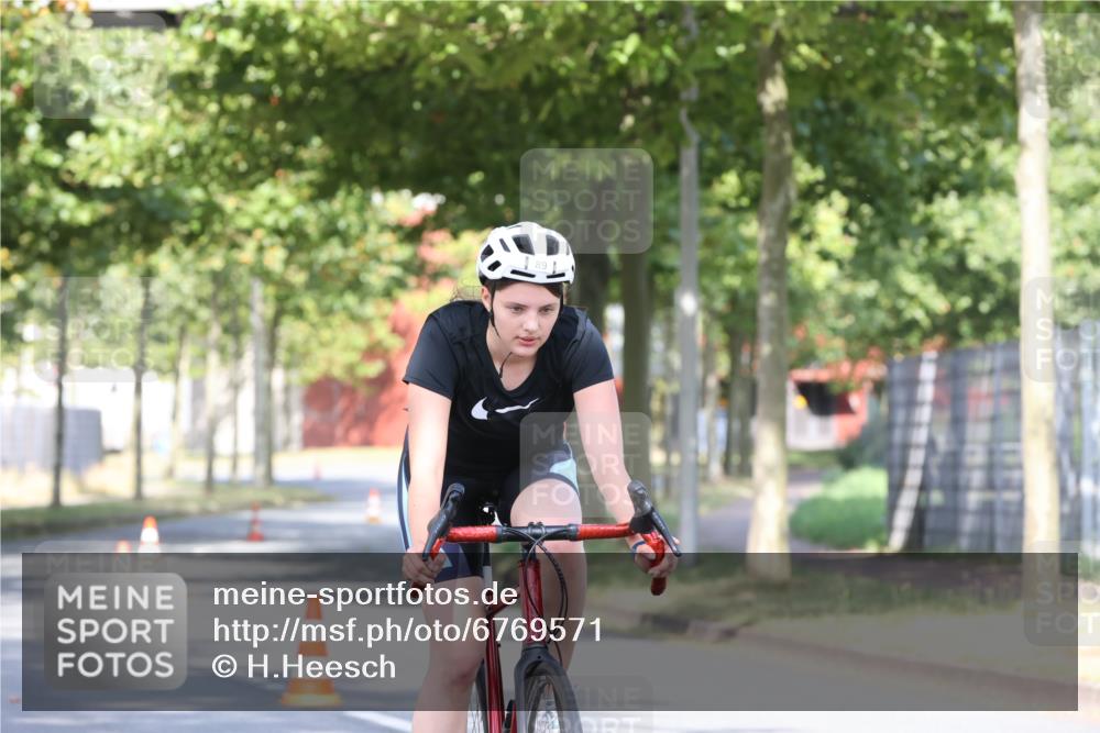 11.08.2024 - GEWOBA Citytriathlon Bremen H.Heesch http://msf.ph/oto/6769571 11.08.2024 10:28:30 Radfahren 53, 89, 90 meine-sportfotos.de