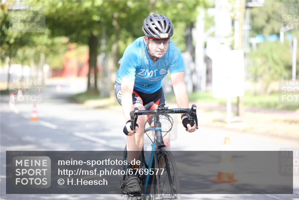11.08.2024 - GEWOBA Citytriathlon Bremen H.Heesch http://msf.ph/oto/6769577 11.08.2024 10:43:00 Radfahren 18, 21, 70, 101, 116 meine-sportfotos.de
