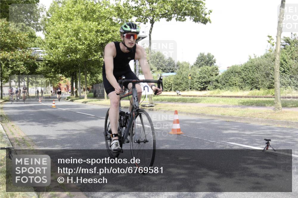 11.08.2024 - GEWOBA Citytriathlon Bremen H.Heesch http://msf.ph/oto/6769581 11.08.2024 11:47:34 Radfahren 752, 779, 800, 860, 864, 865, 899, 911, 944, 958, 997, 1013, 1019 meine-sportfotos.de
