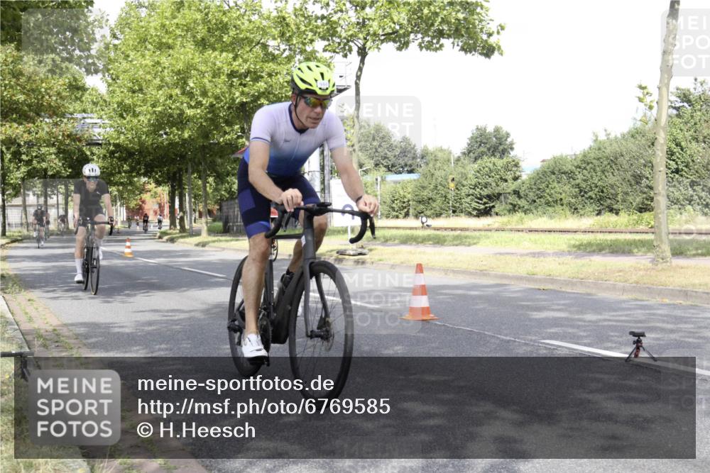 11.08.2024 - GEWOBA Citytriathlon Bremen H.Heesch http://msf.ph/oto/6769585 11.08.2024 11:47:38 Radfahren 752, 800, 860, 899, 907, 911, 933, 944, 958, 997, 1013, 1015, 1019 meine-sportfotos.de