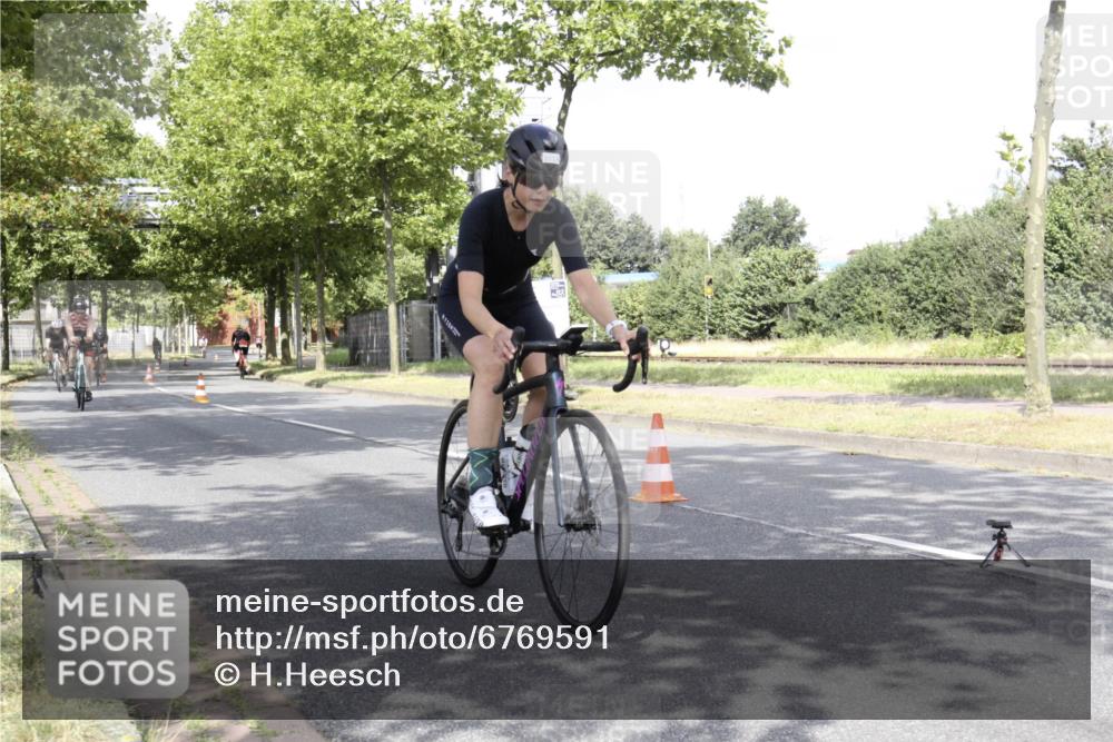 11.08.2024 - GEWOBA Citytriathlon Bremen H.Heesch http://msf.ph/oto/6769591 11.08.2024 11:47:41 Radfahren 752, 832, 860, 899, 907, 911, 933, 944, 958, 997, 1013, 1015, 1019 meine-sportfotos.de