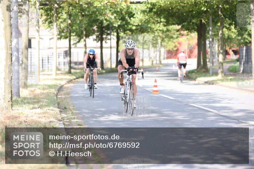 11.08.2024 - GEWOBA Citytriathlon Bremen H.Heesch http://msf.ph/oto/6769592 11.08.2024 10:43:04 Radfahren 18, 21, 70, 101, 116 meine-sportfotos.de