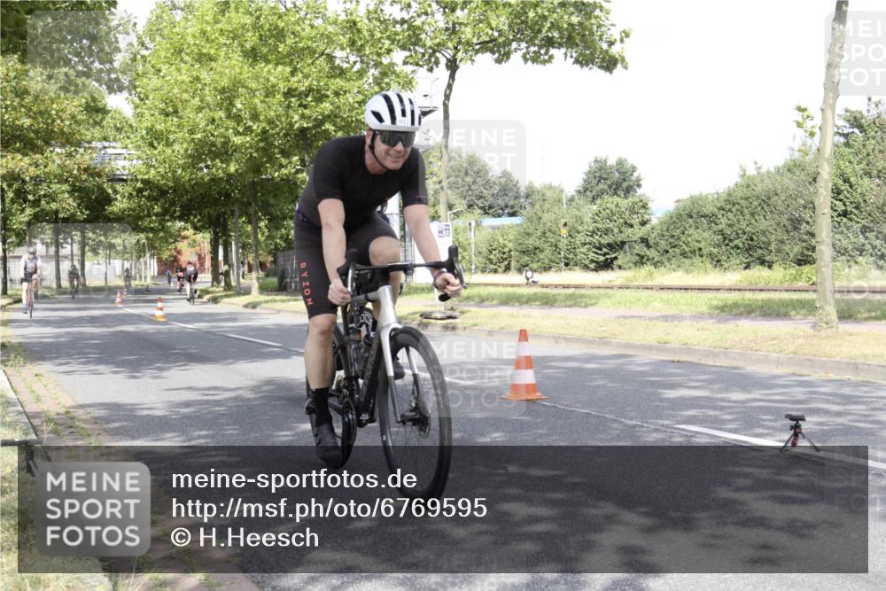 11.08.2024 - GEWOBA Citytriathlon Bremen H.Heesch http://msf.ph/oto/6769595 11.08.2024 11:47:44 Radfahren 752, 832, 860, 899, 907, 911, 924, 933, 944, 958, 997, 1013, 1015, 1019 meine-sportfotos.de