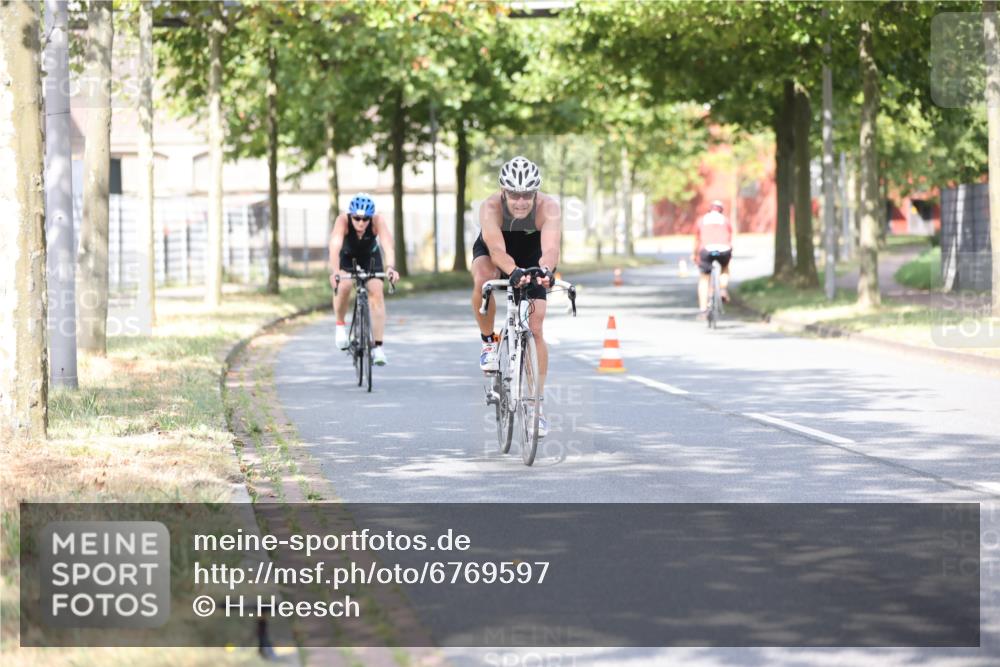 11.08.2024 - GEWOBA Citytriathlon Bremen H.Heesch http://msf.ph/oto/6769597 11.08.2024 10:43:04 Radfahren 18, 21, 70, 101, 116 meine-sportfotos.de