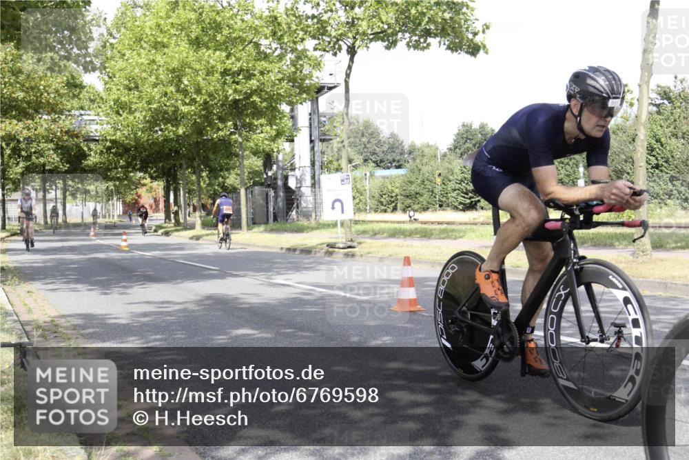 11.08.2024 - GEWOBA Citytriathlon Bremen H.Heesch http://msf.ph/oto/6769598 11.08.2024 11:47:44 Radfahren 752, 832, 860, 899, 907, 911, 924, 933, 944, 958, 997, 1013, 1015, 1019 meine-sportfotos.de