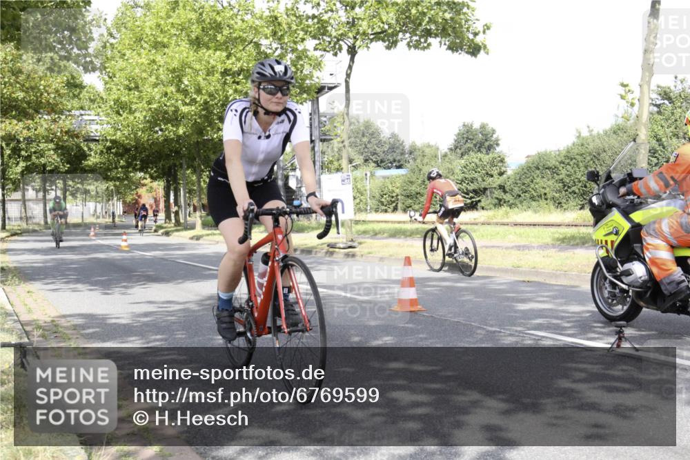 11.08.2024 - GEWOBA Citytriathlon Bremen H.Heesch http://msf.ph/oto/6769599 11.08.2024 11:47:46 Radfahren 752, 832, 899, 907, 911, 924, 933, 944, 958, 997, 1013, 1015, 1019 meine-sportfotos.de