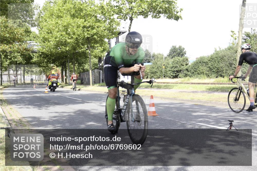11.08.2024 - GEWOBA Citytriathlon Bremen H.Heesch http://msf.ph/oto/6769602 11.08.2024 11:47:49 Radfahren 832, 899, 907, 911, 924, 933, 944, 958, 997, 1013, 1015, 1019 meine-sportfotos.de