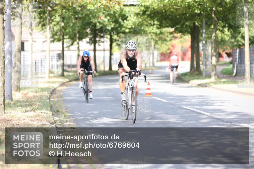 11.08.2024 - GEWOBA Citytriathlon Bremen H.Heesch http://msf.ph/oto/6769604 11.08.2024 10:43:04 Radfahren 18, 21, 70, 101, 116 meine-sportfotos.de
