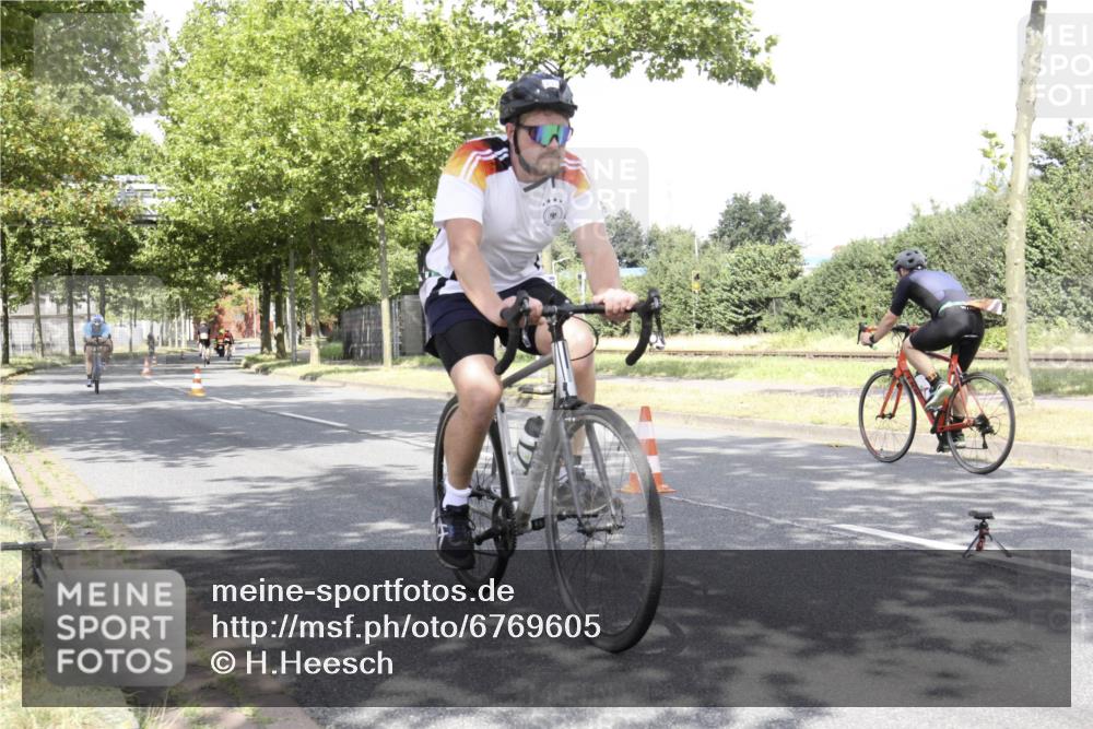 11.08.2024 - GEWOBA Citytriathlon Bremen H.Heesch http://msf.ph/oto/6769605 11.08.2024 11:47:54 Radfahren 832, 906, 907, 911, 918, 924, 933, 958, 1013, 1015 meine-sportfotos.de