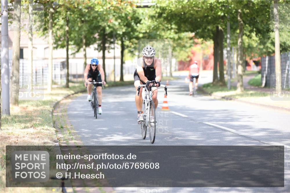 11.08.2024 - GEWOBA Citytriathlon Bremen H.Heesch http://msf.ph/oto/6769608 11.08.2024 10:43:04 Radfahren 18, 21, 70, 101, 116 meine-sportfotos.de