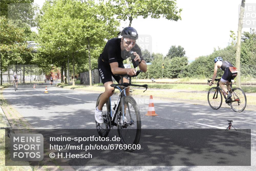 11.08.2024 - GEWOBA Citytriathlon Bremen H.Heesch http://msf.ph/oto/6769609 11.08.2024 11:48:00 Radfahren 760, 832, 906, 907, 918, 924, 928, 933, 1015 meine-sportfotos.de