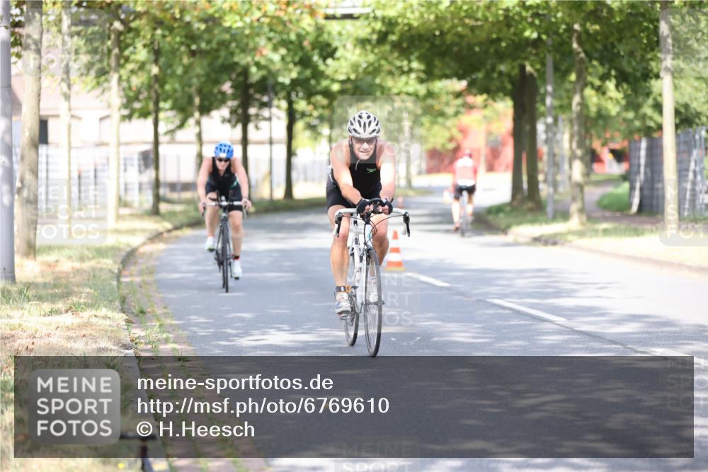 11.08.2024 - GEWOBA Citytriathlon Bremen H.Heesch http://msf.ph/oto/6769610 11.08.2024 10:43:04 Radfahren 18, 21, 70, 101, 116 meine-sportfotos.de