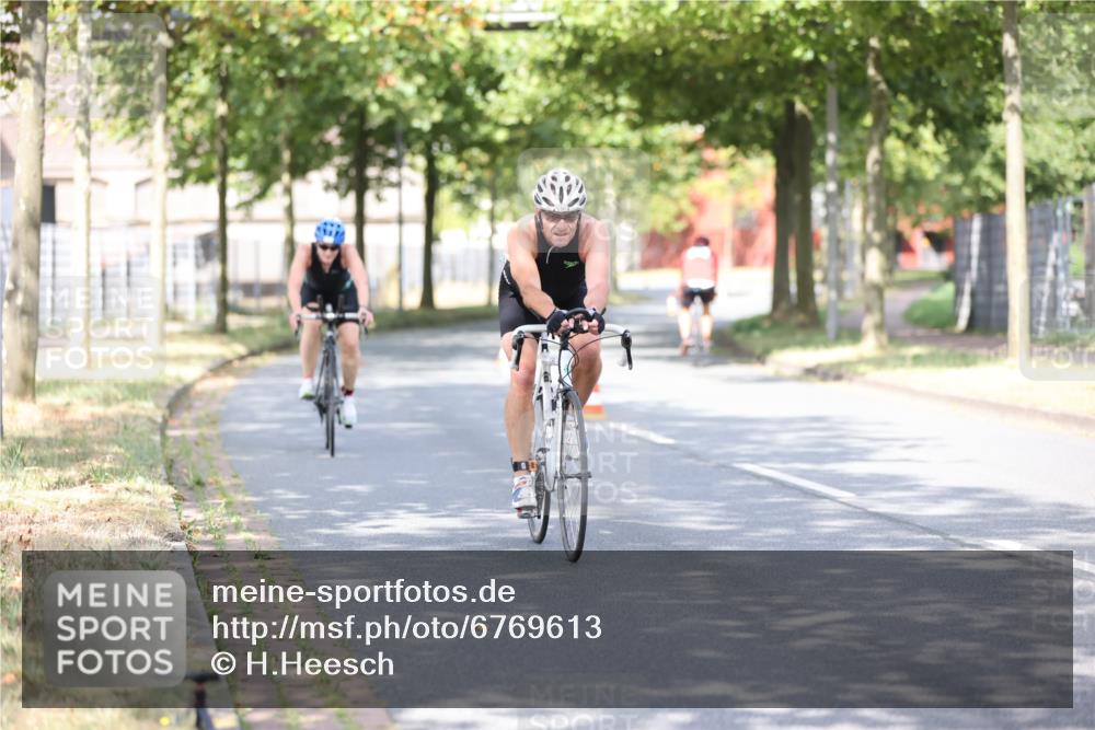 11.08.2024 - GEWOBA Citytriathlon Bremen H.Heesch http://msf.ph/oto/6769613 11.08.2024 10:43:04 Radfahren 18, 21, 70, 101, 116 meine-sportfotos.de