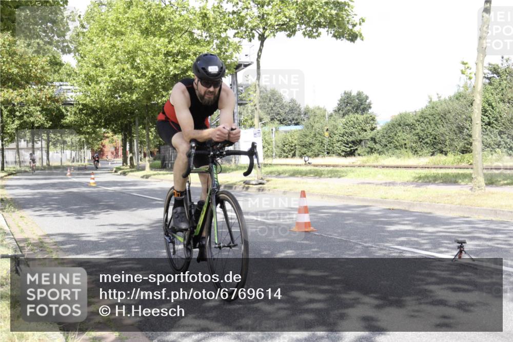 11.08.2024 - GEWOBA Citytriathlon Bremen H.Heesch http://msf.ph/oto/6769614 11.08.2024 11:48:06 Radfahren 760, 809, 906, 918, 924, 928 meine-sportfotos.de