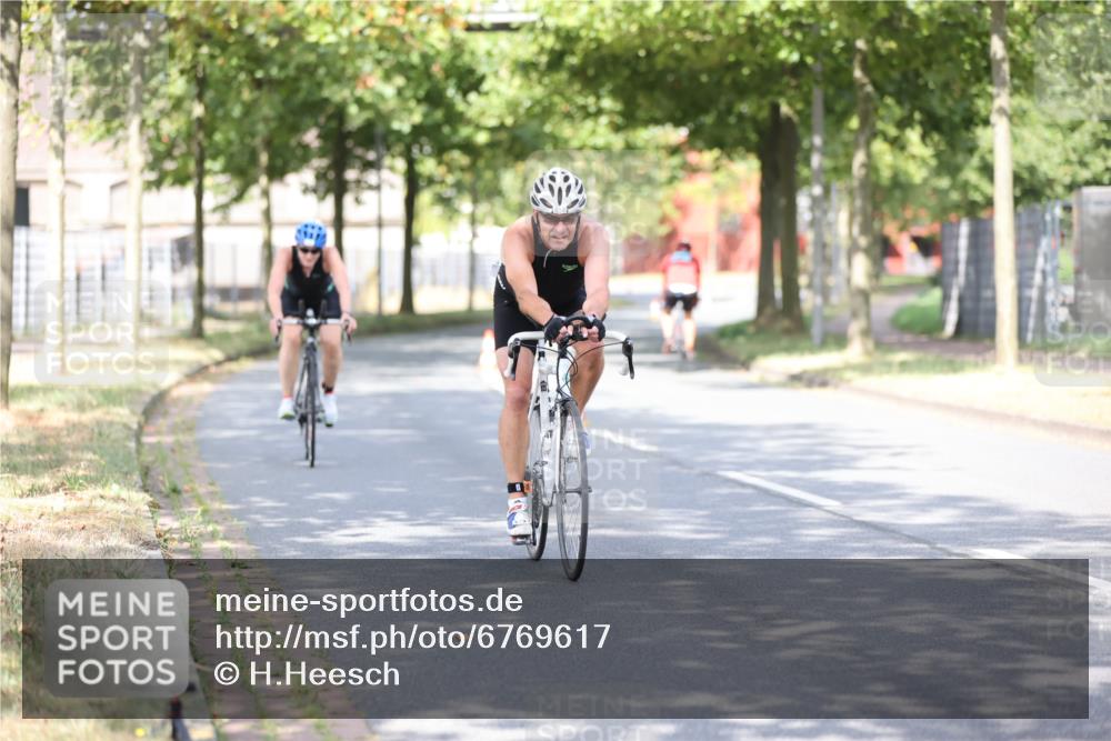 11.08.2024 - GEWOBA Citytriathlon Bremen H.Heesch http://msf.ph/oto/6769617 11.08.2024 10:43:04 Radfahren 18, 21, 70, 101, 116 meine-sportfotos.de