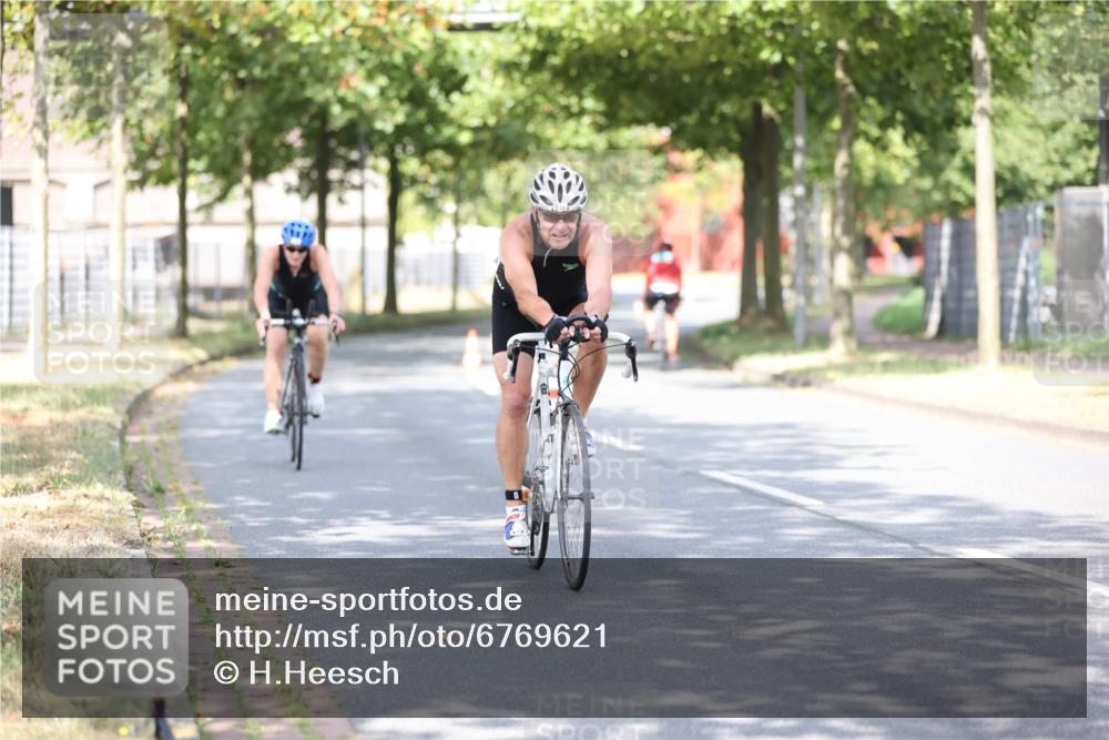11.08.2024 - GEWOBA Citytriathlon Bremen H.Heesch http://msf.ph/oto/6769621 11.08.2024 10:43:04 Radfahren 18, 21, 70, 101, 116 meine-sportfotos.de