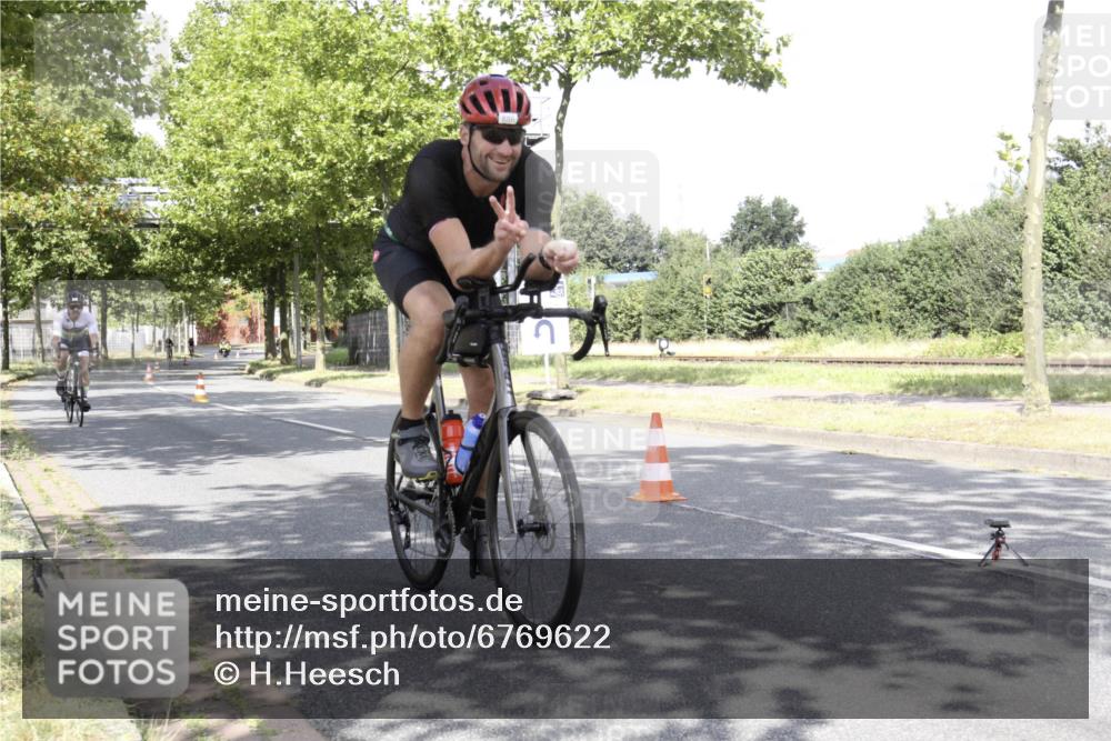 11.08.2024 - GEWOBA Citytriathlon Bremen H.Heesch http://msf.ph/oto/6769622 11.08.2024 11:48:22 Radfahren 760, 809, 847, 851, 886, 939, 1025 meine-sportfotos.de