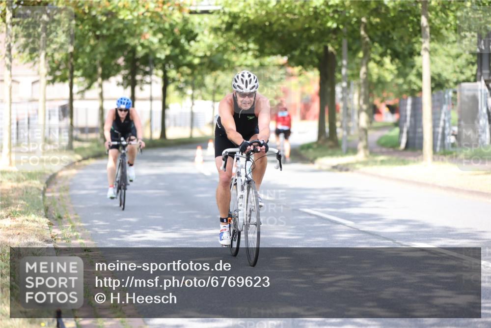 11.08.2024 - GEWOBA Citytriathlon Bremen H.Heesch http://msf.ph/oto/6769623 11.08.2024 10:43:04 Radfahren 18, 21, 70, 101, 116 meine-sportfotos.de