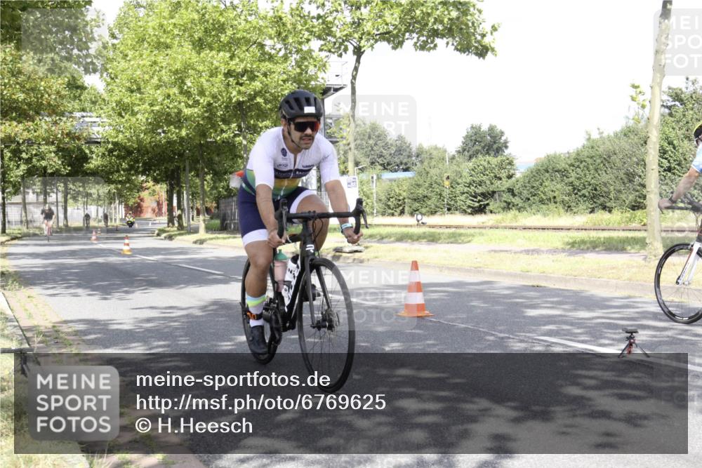 11.08.2024 - GEWOBA Citytriathlon Bremen H.Heesch http://msf.ph/oto/6769625 11.08.2024 11:48:24 Radfahren 760, 809, 847, 851, 886, 939, 1025 meine-sportfotos.de