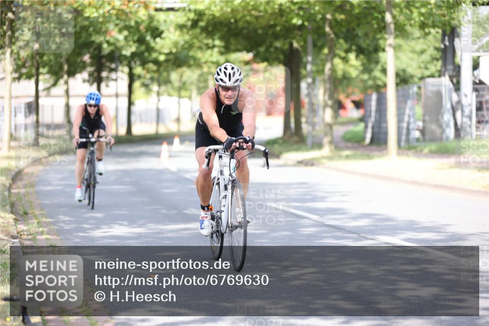 11.08.2024 - GEWOBA Citytriathlon Bremen H.Heesch http://msf.ph/oto/6769630 11.08.2024 10:43:04 Radfahren 18, 21, 70, 101, 116 meine-sportfotos.de