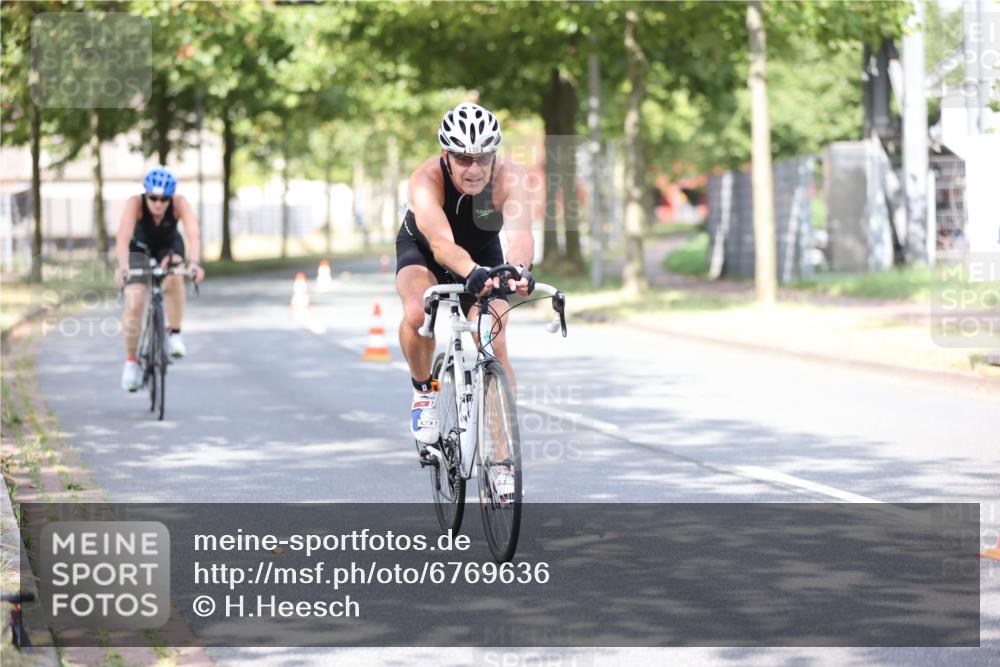 11.08.2024 - GEWOBA Citytriathlon Bremen H.Heesch http://msf.ph/oto/6769636 11.08.2024 10:43:05 Radfahren 21, 70, 101, 116 meine-sportfotos.de