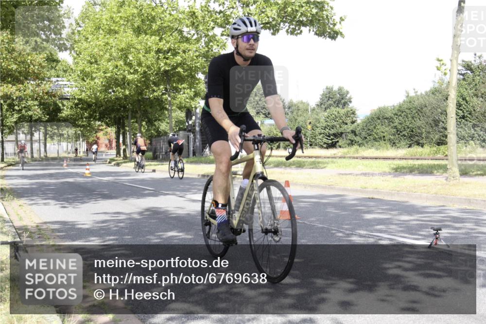11.08.2024 - GEWOBA Citytriathlon Bremen H.Heesch http://msf.ph/oto/6769638 11.08.2024 11:48:37 Radfahren 787, 829, 847, 870, 939, 1025 meine-sportfotos.de