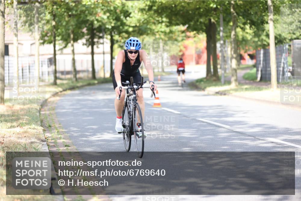 11.08.2024 - GEWOBA Citytriathlon Bremen H.Heesch http://msf.ph/oto/6769640 11.08.2024 10:43:05 Radfahren 21, 70, 101, 116 meine-sportfotos.de