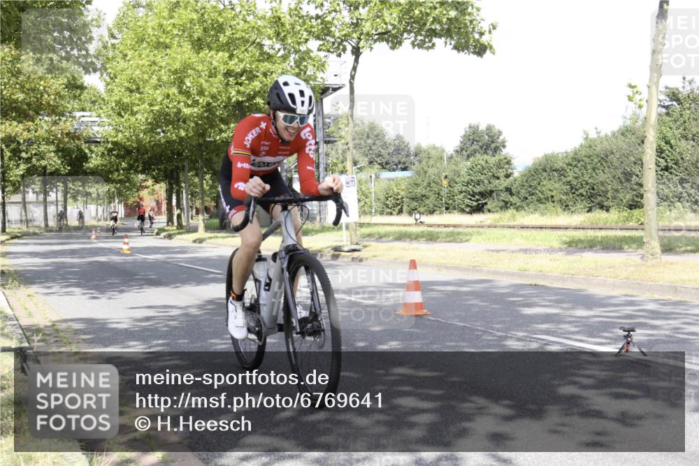 11.08.2024 - GEWOBA Citytriathlon Bremen H.Heesch http://msf.ph/oto/6769641 11.08.2024 11:48:41 Radfahren 787, 829, 847, 870, 920, 939, 1025 meine-sportfotos.de