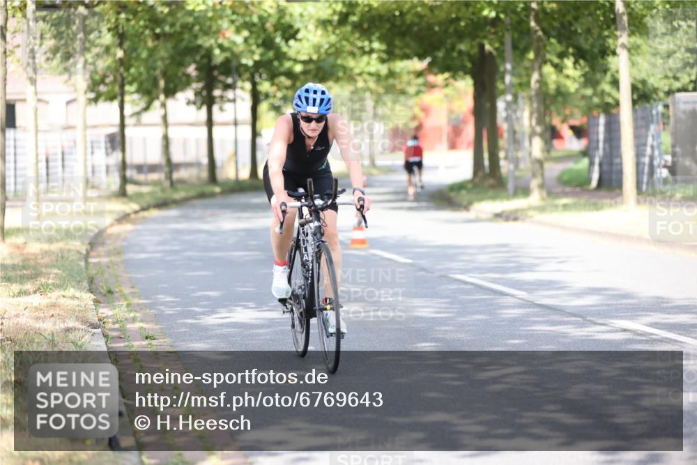 11.08.2024 - GEWOBA Citytriathlon Bremen H.Heesch http://msf.ph/oto/6769643 11.08.2024 10:43:05 Radfahren 21, 70, 101, 116 meine-sportfotos.de