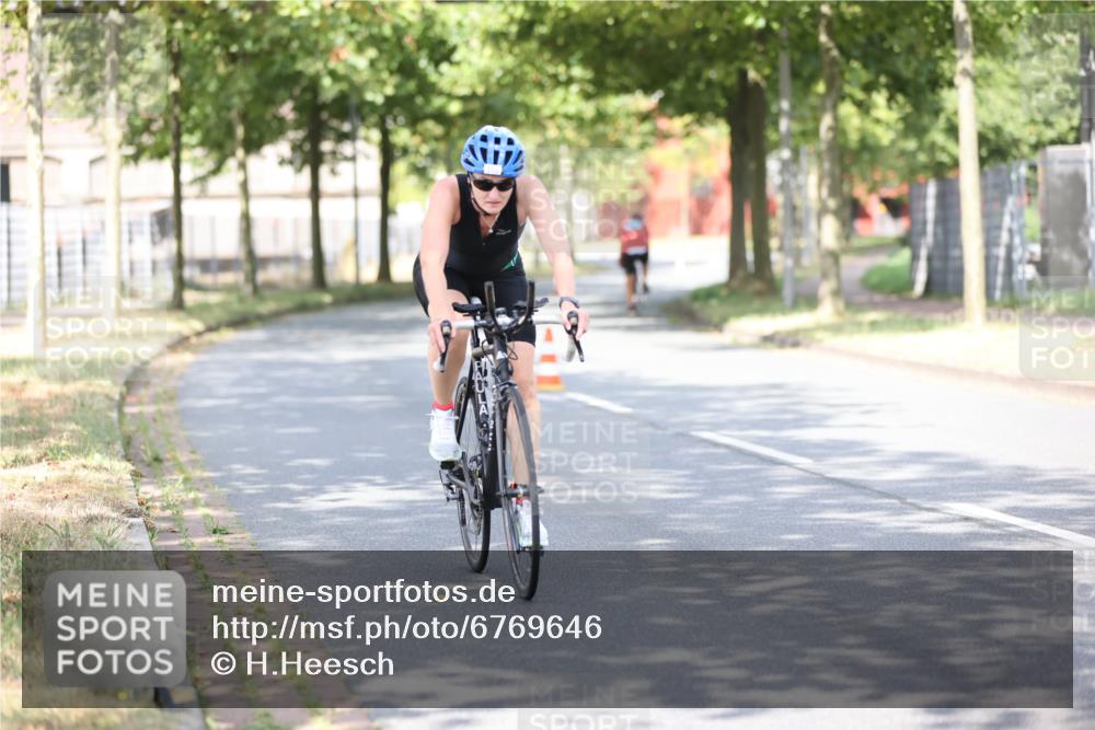 11.08.2024 - GEWOBA Citytriathlon Bremen H.Heesch http://msf.ph/oto/6769646 11.08.2024 10:43:05 Radfahren 21, 70, 101, 116 meine-sportfotos.de