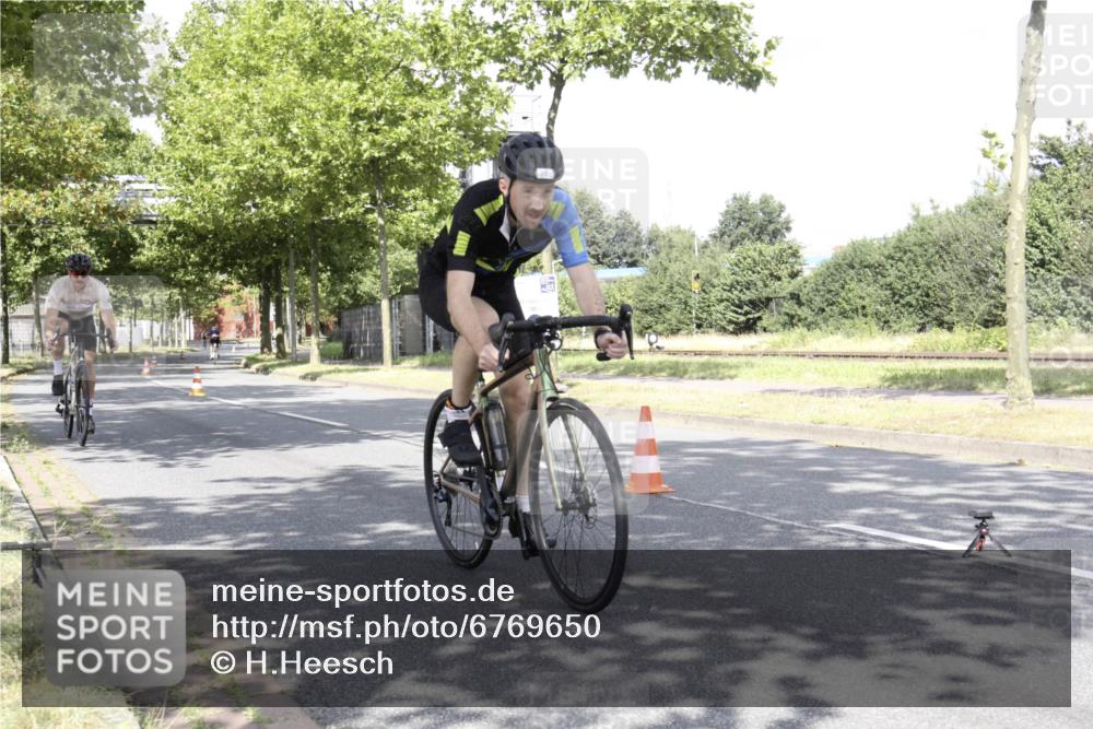 11.08.2024 - GEWOBA Citytriathlon Bremen H.Heesch http://msf.ph/oto/6769650 11.08.2024 11:49:03 Radfahren 792, 848, 901, 920 meine-sportfotos.de