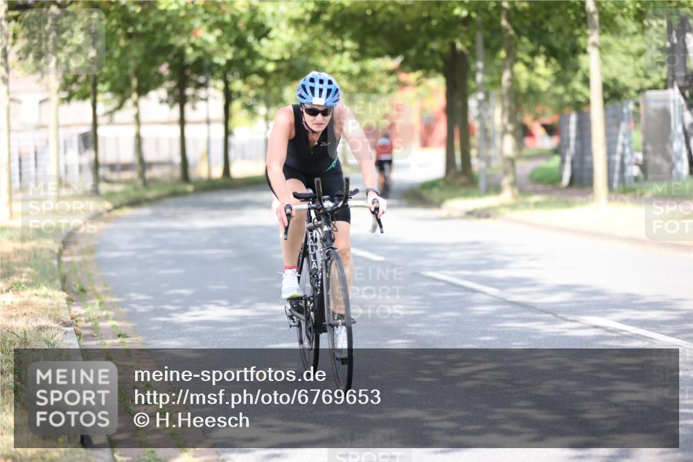 11.08.2024 - GEWOBA Citytriathlon Bremen H.Heesch http://msf.ph/oto/6769653 11.08.2024 10:43:06 Radfahren 21, 70, 101, 116 meine-sportfotos.de
