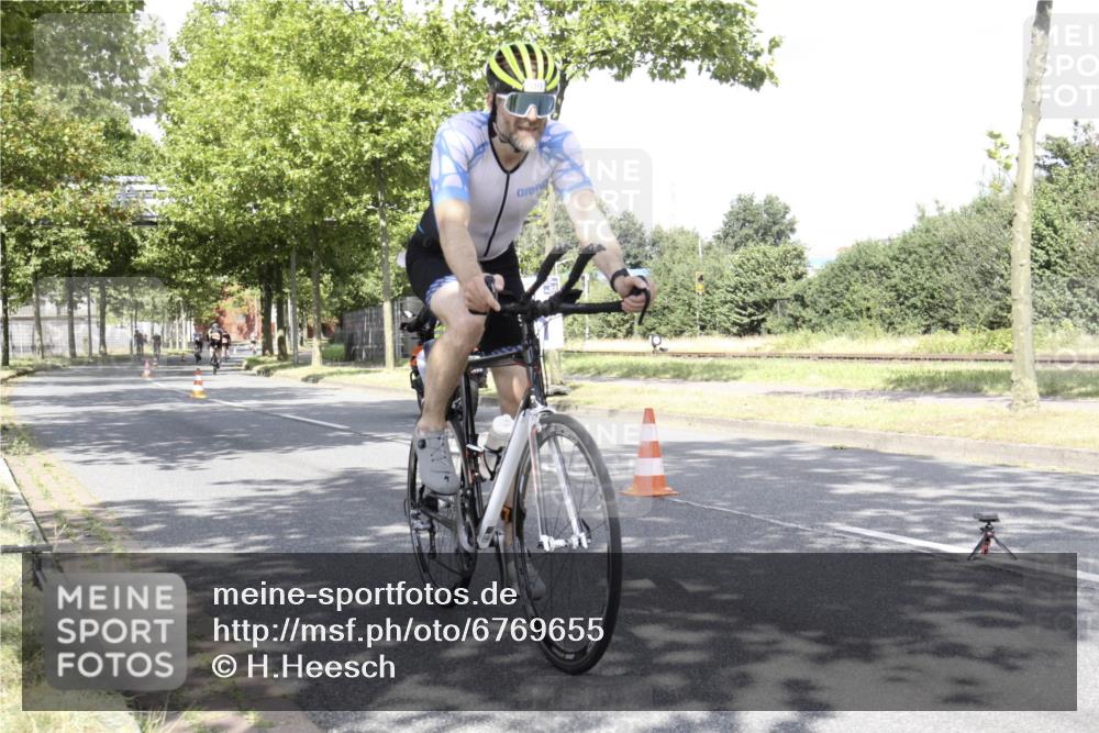 11.08.2024 - GEWOBA Citytriathlon Bremen H.Heesch http://msf.ph/oto/6769655 11.08.2024 11:49:17 Radfahren 894, 910 meine-sportfotos.de