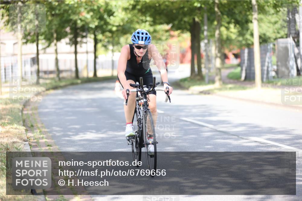 11.08.2024 - GEWOBA Citytriathlon Bremen H.Heesch http://msf.ph/oto/6769656 11.08.2024 10:43:06 Radfahren 21, 70, 101, 116 meine-sportfotos.de