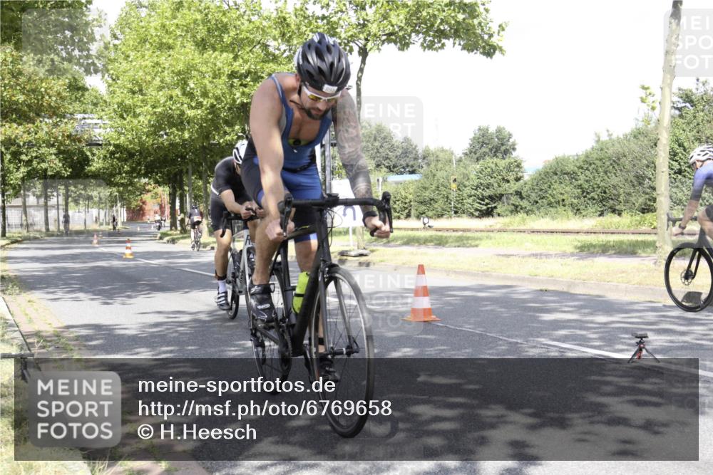 11.08.2024 - GEWOBA Citytriathlon Bremen H.Heesch http://msf.ph/oto/6769658 11.08.2024 11:49:25 Radfahren 815, 866, 894, 910 meine-sportfotos.de