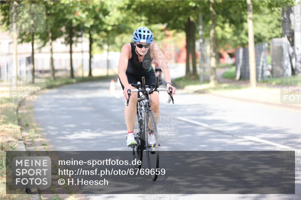 11.08.2024 - GEWOBA Citytriathlon Bremen H.Heesch http://msf.ph/oto/6769659 11.08.2024 10:43:06 Radfahren 21, 70, 101, 116 meine-sportfotos.de