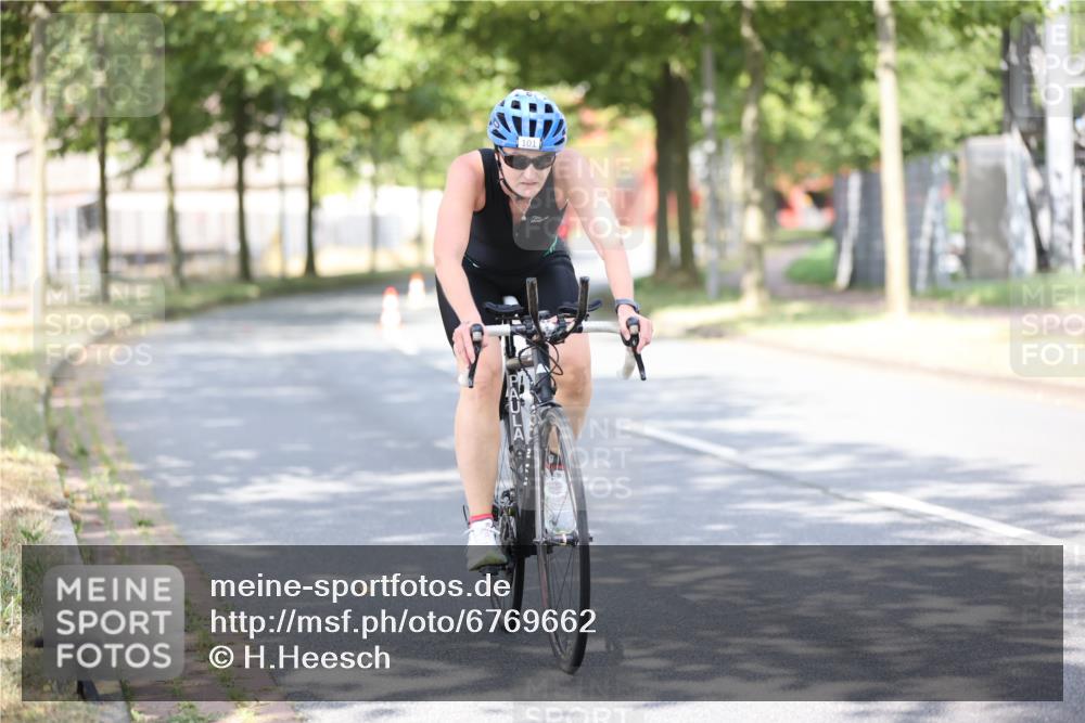 11.08.2024 - GEWOBA Citytriathlon Bremen H.Heesch http://msf.ph/oto/6769662 11.08.2024 10:43:06 Radfahren 21, 70, 101, 116 meine-sportfotos.de
