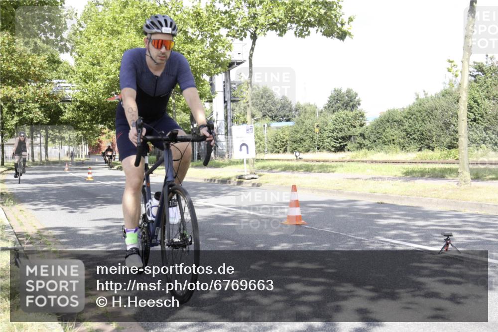 11.08.2024 - GEWOBA Citytriathlon Bremen H.Heesch http://msf.ph/oto/6769663 11.08.2024 11:49:32 Radfahren 815, 866, 894, 949 meine-sportfotos.de