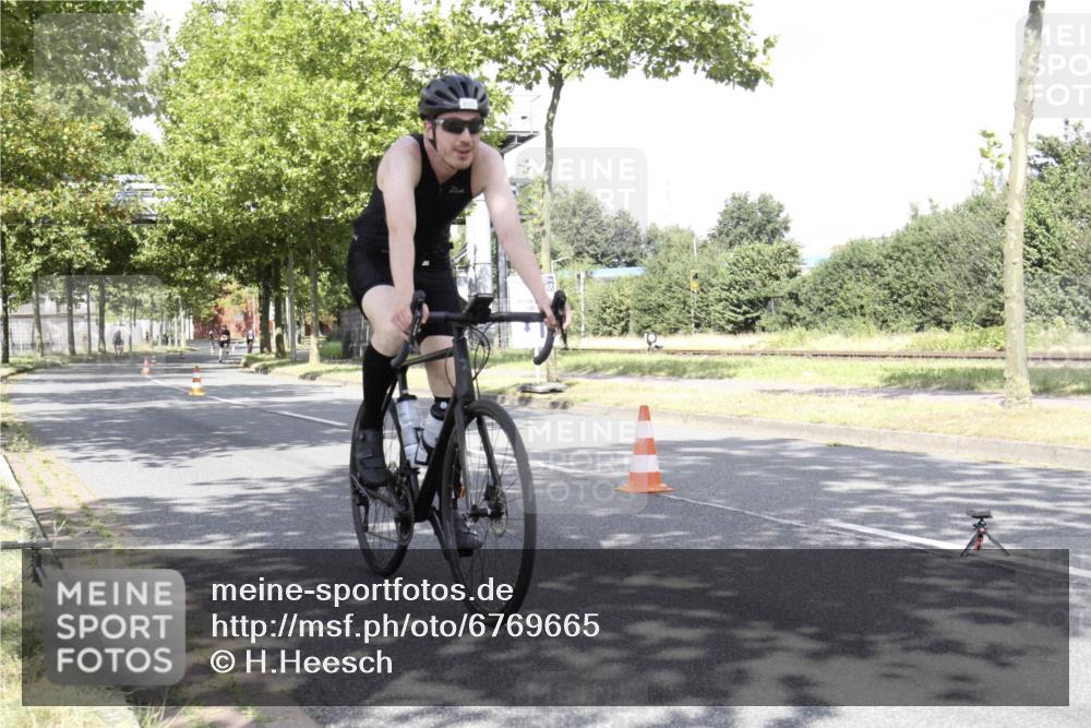11.08.2024 - GEWOBA Citytriathlon Bremen H.Heesch http://msf.ph/oto/6769665 11.08.2024 11:49:34 Radfahren 815, 866, 894, 949 meine-sportfotos.de