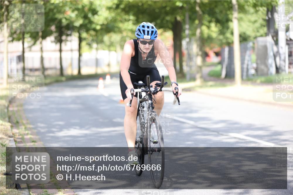 11.08.2024 - GEWOBA Citytriathlon Bremen H.Heesch http://msf.ph/oto/6769666 11.08.2024 10:43:06 Radfahren 21, 70, 101, 116 meine-sportfotos.de