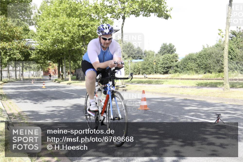 11.08.2024 - GEWOBA Citytriathlon Bremen H.Heesch http://msf.ph/oto/6769668 11.08.2024 11:49:42 Radfahren 815, 866, 949 meine-sportfotos.de